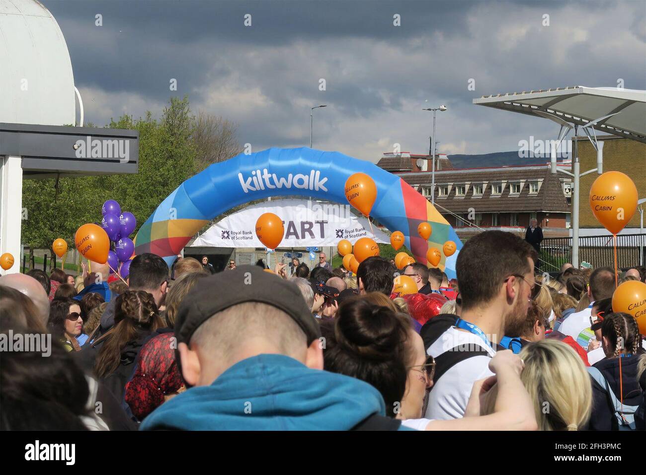 Glasgow Kilt Walk 2019. Des centaines de poeple marchent soit 5 miles, 15.5 miles ou 24 miles. À différents points de Glasgow, la ligne d'arrivée se trouve au Balloch Country Park, sur le Loch Lomond. L'événement est organisé par Sir Tom Hunter. Prêt à démarrer Banque D'Images