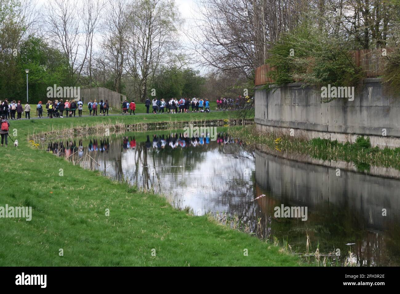 Glasgow Kilt Walk 2019. Des centaines de poeple marchent soit 5 miles, 15.5 miles ou 24 miles. À différents points de Glasgow, la ligne d'arrivée se trouve au Balloch Country Park, sur le Loch Lomond. L'événement est organisé par Sir Tom Hunter. Marcheurs sur le canal Forth & Clyde Banque D'Images