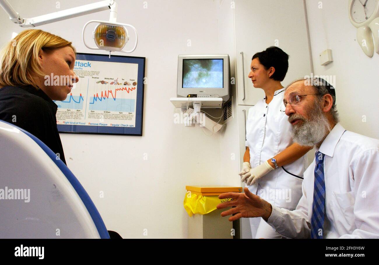 LE DENTISTE HARRIS SIDELSKY À SON CABINET DANS LE NORD DE LONDRES.9/12/04 PILSTON Banque D'Images LE DENTISTE HARRIS SIDELSKY À SON CABINET DANS LE NORD DE LONDRES.9/12/04 PILSTON Banque D'Images