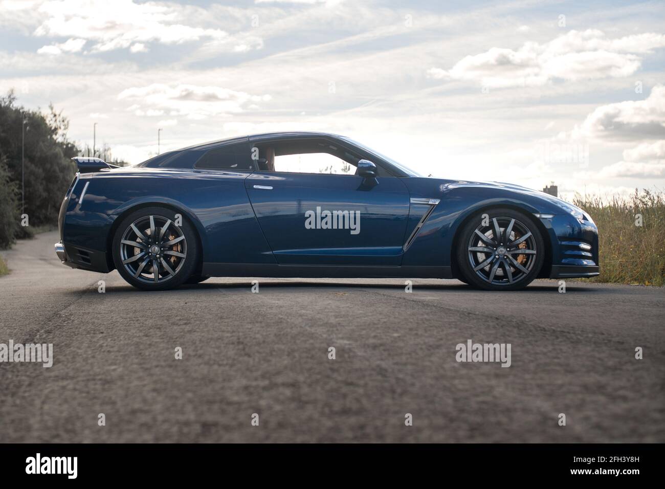 Le profil latéral d'UNE Nissan GTR Premium Edition 2013 Finition de Metallic Blue Racing Banque D'Images