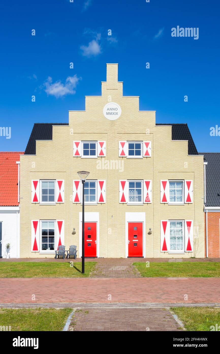 Façade avant d'une maison avec pignon et porte rouge à Blauwesstad,  pays-Bas Photo Stock - Alamy