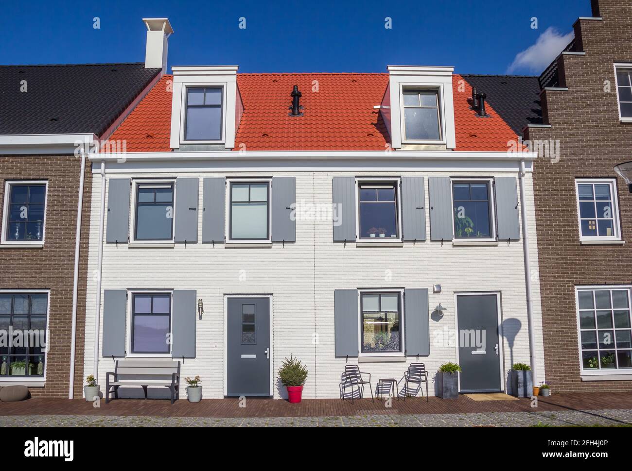 Maison blanche avec volets gris à Blauwesstad, pays-Bas Banque D'Images