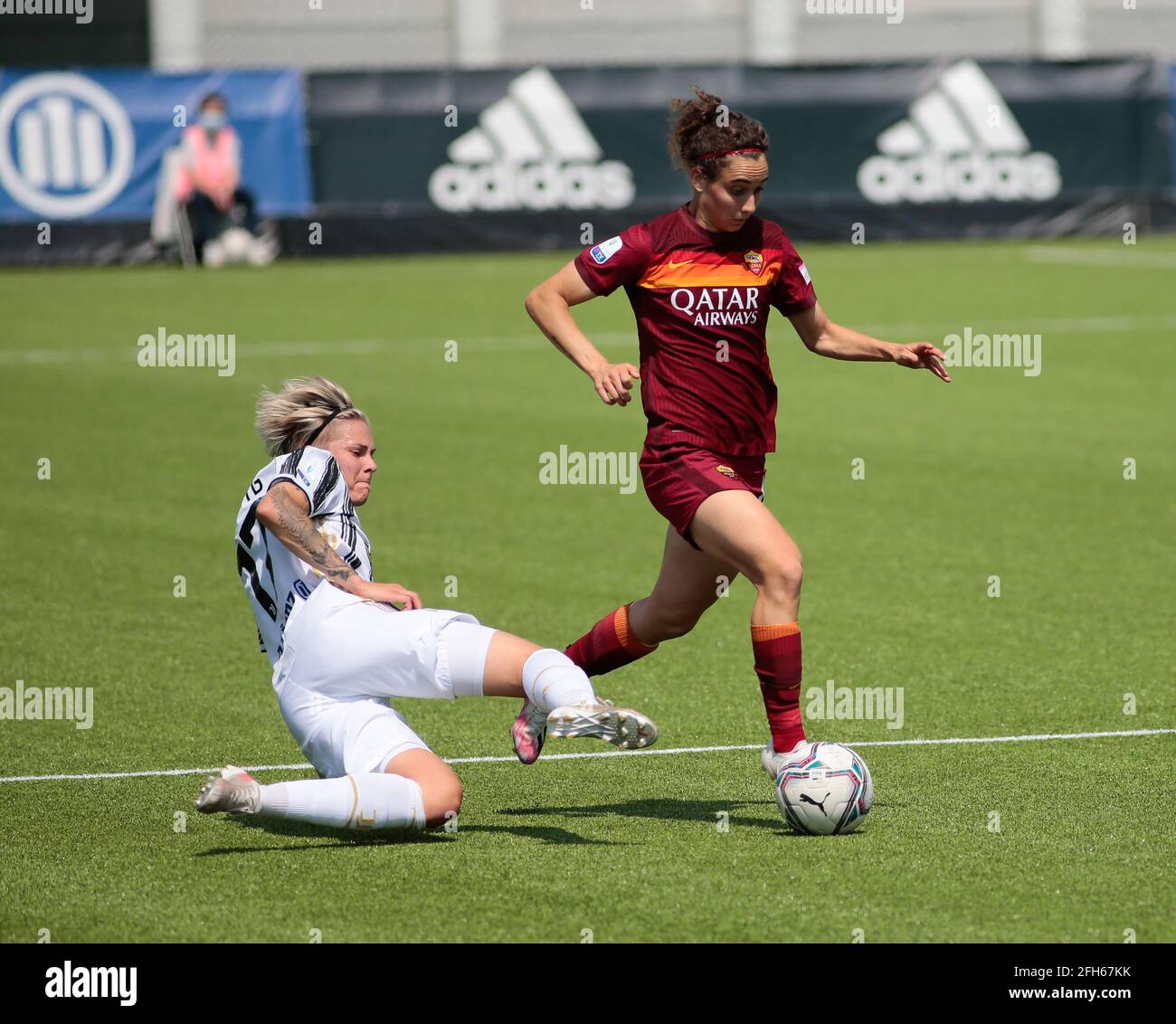 Angelica Soffia (femmes roms) et Lina Mona Andrea Hurtig (femmes Juventus) lors de la coupe italienne, Coppa Italia, demi-finale, match de football de la 2e jambe entre Juventus FC et AS Roma le 25 avril 2021 au centre de formation Juventus de Vinovo, Italie - photo Nderim Kaceli / DPPI / LiveMedia Banque D'Images