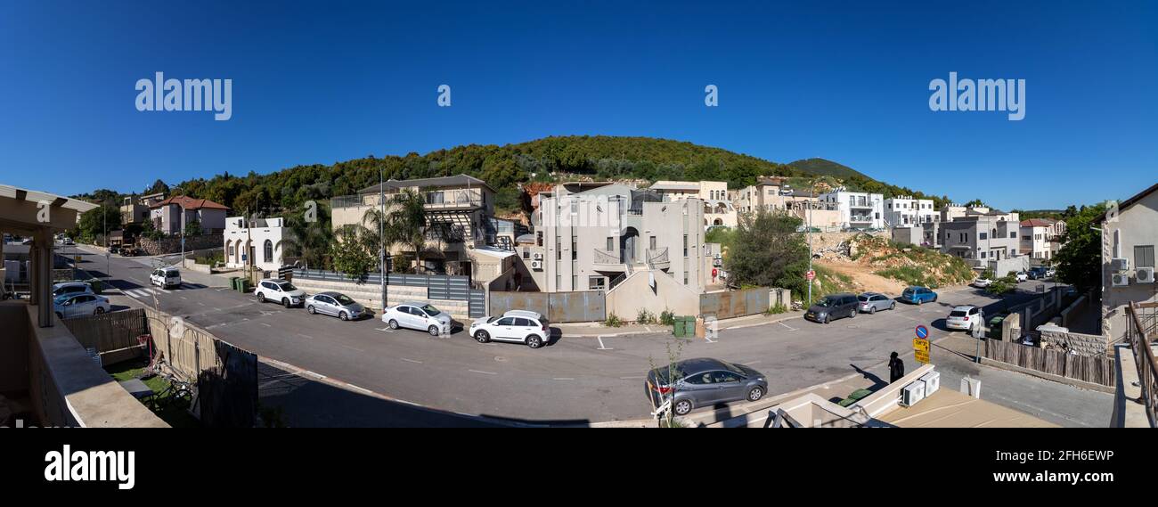 23-04-2021. meron-israël. Panorama de la rue principale du village, villas et maisons privées entourées de forêt Banque D'Images