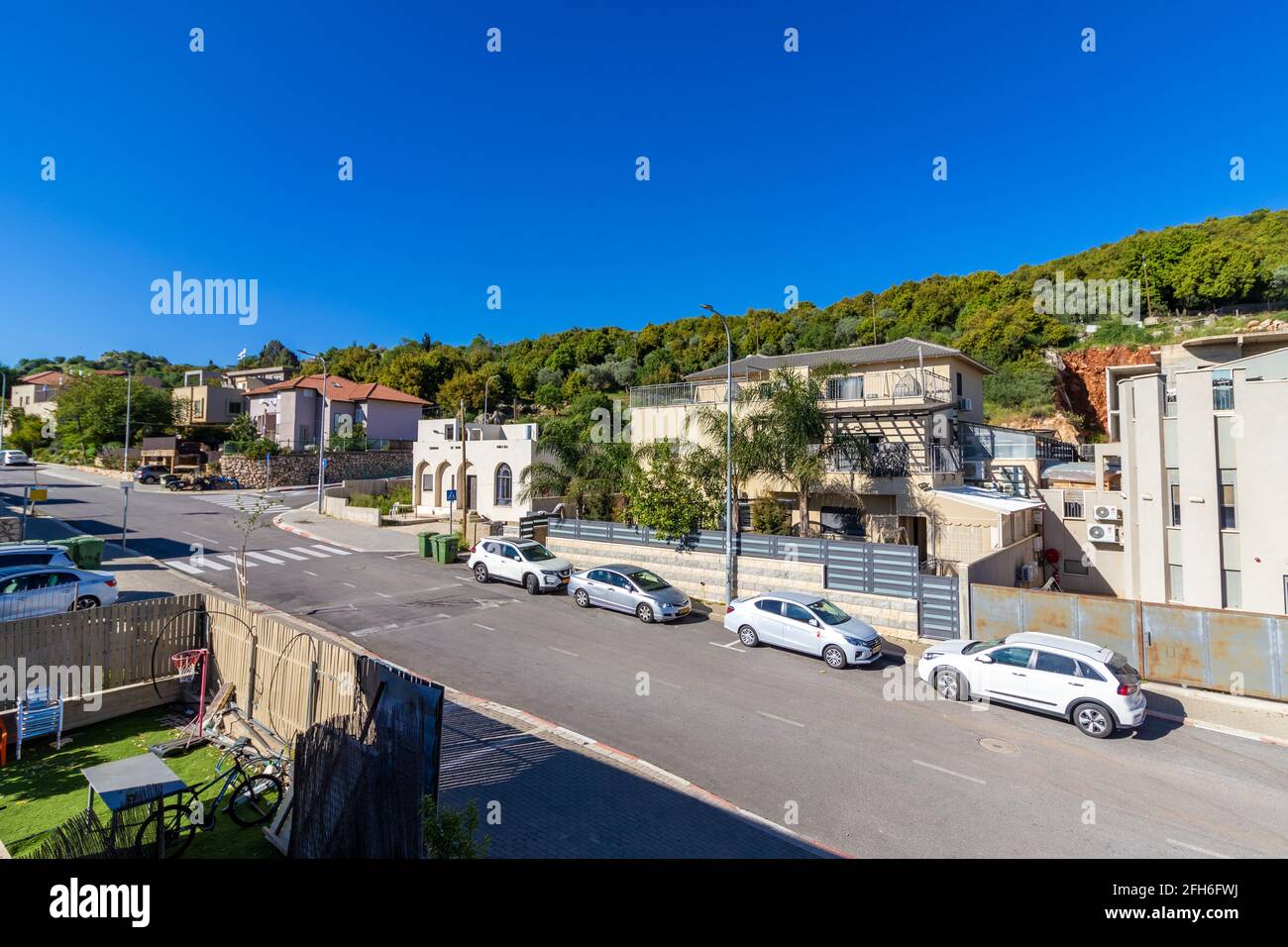 23-04-2021. meron-israel. la rue principale de la colonie, villas et maisons privées entourées de forêt Banque D'Images