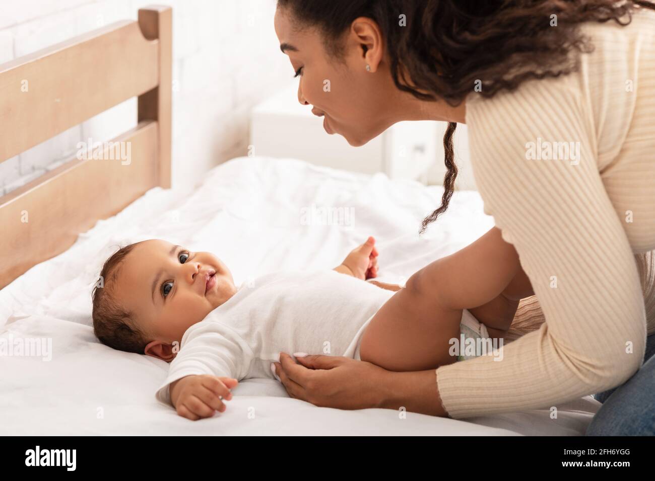 Maman Africaine Reveillant Bebe Apres La Journee Dormir Dans La Chambre Photo Stock Alamy