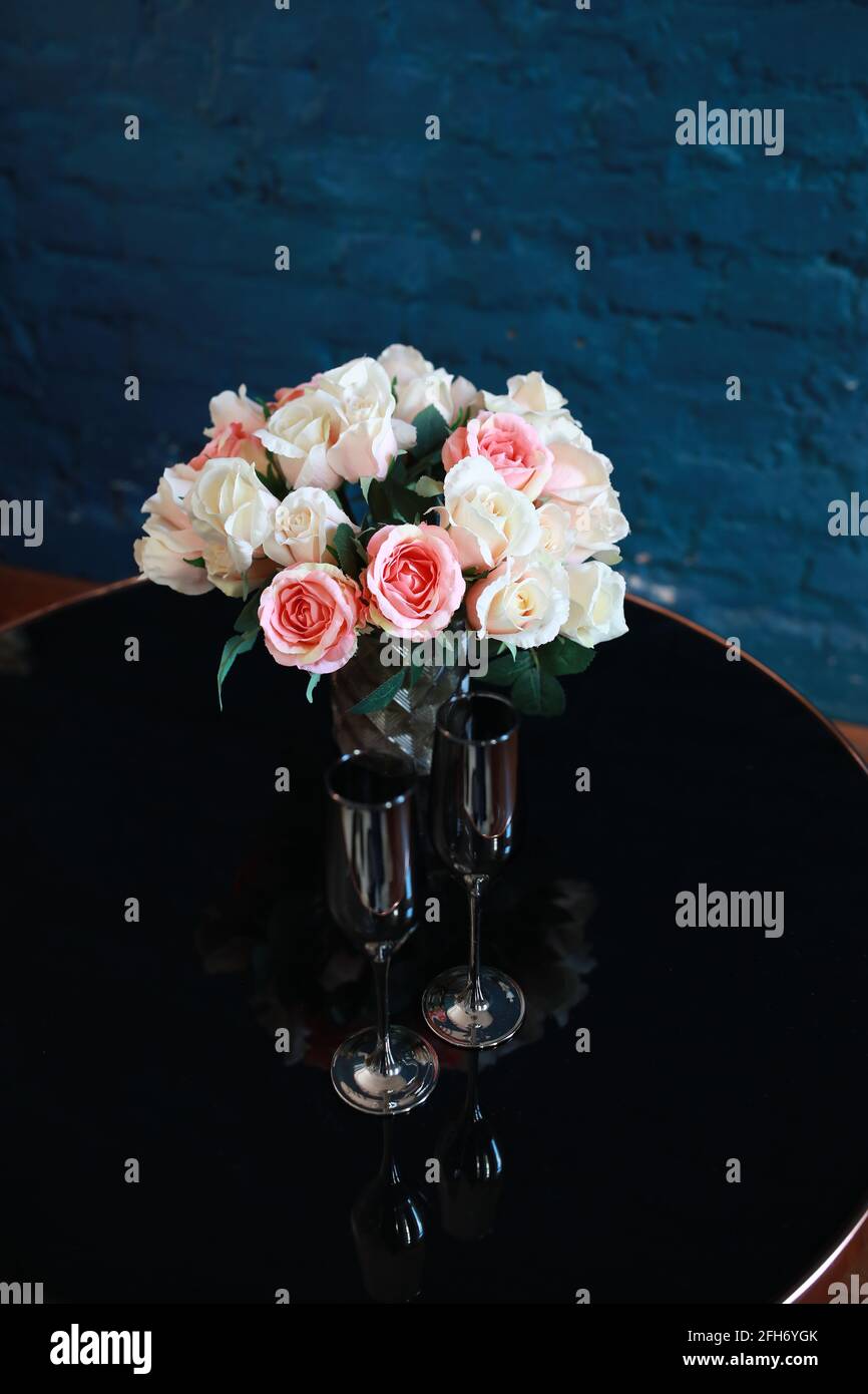 immense beau bouquet de roses de mariage dans la nature Banque D'Images