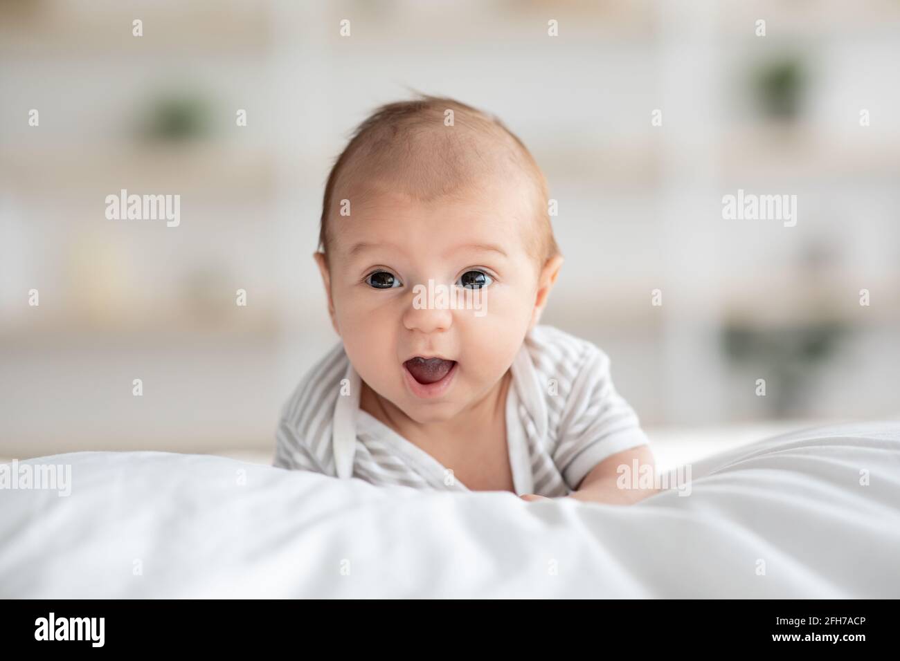 Gros Plan De Bebe Mignon Couche Dans Le Lit Son Ventre Photo Stock Alamy Gros Plan De Bebe Mignon Couche Dans Le Lit Son Ventre Photo Stock Alamy