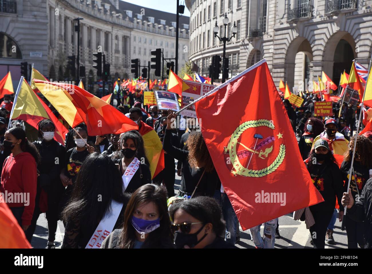 Piccadilly Circus, Londres, Royaume-Uni. 25 avril 2021. Les gens protestent et marchent pour le Tigray dans le centre de Londres. Crédit : Matthew Chattle/Alay Live News Banque D'Images