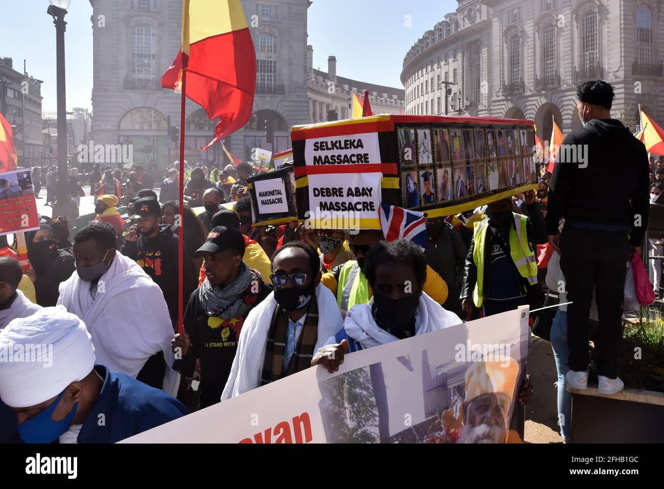 Piccadilly Circus, Londres, Royaume-Uni. 25 avril 2021. Les gens protestent et marchent pour le Tigray dans le centre de Londres. Crédit : Matthew Chattle/Alay Live News Banque D'Images