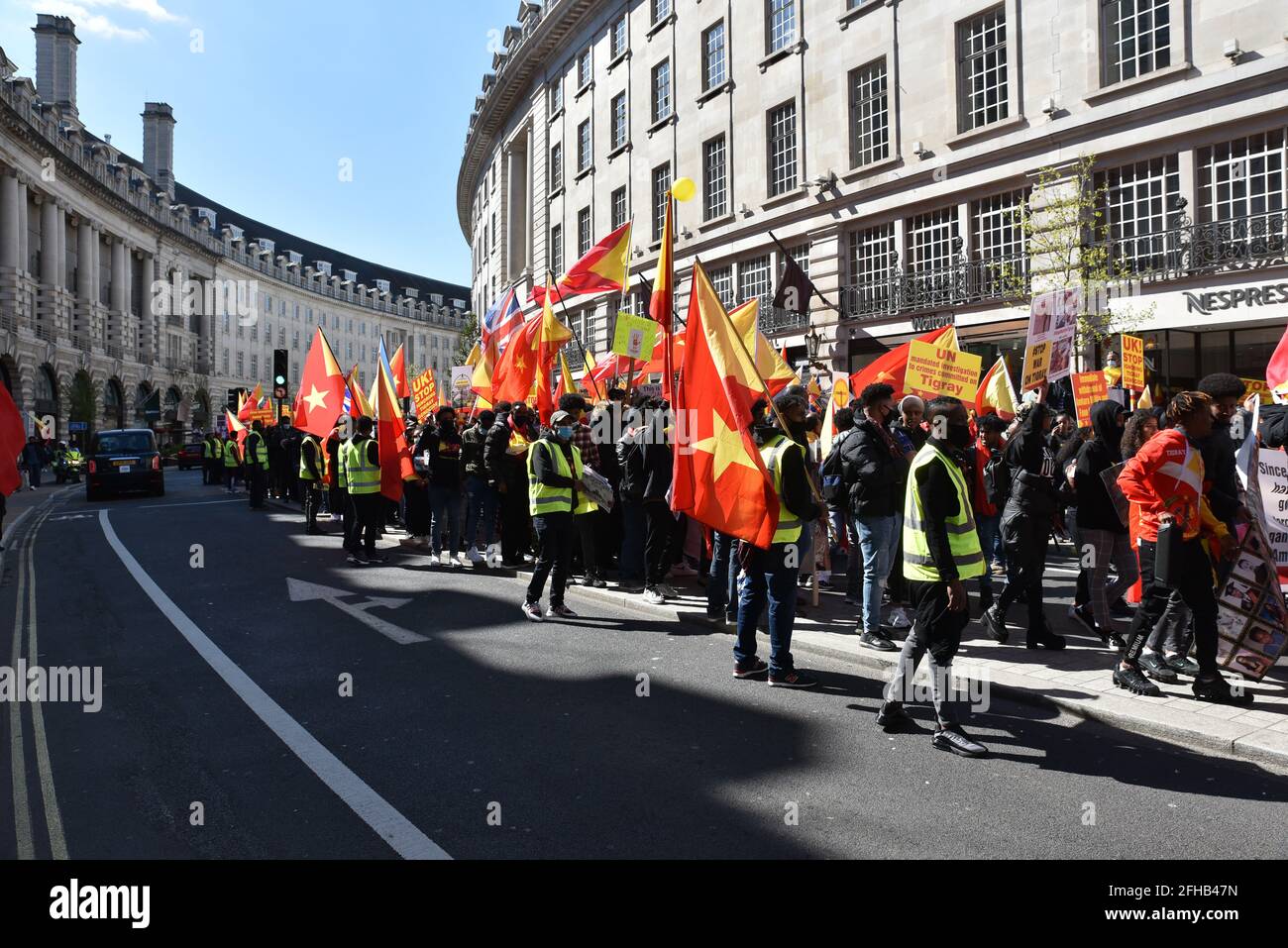 Piccadilly Circus, Londres, Royaume-Uni. 25 avril 2021. Les gens protestent et marchent pour le Tigray dans le centre de Londres. Crédit : Matthew Chattle/Alay Live News Banque D'Images