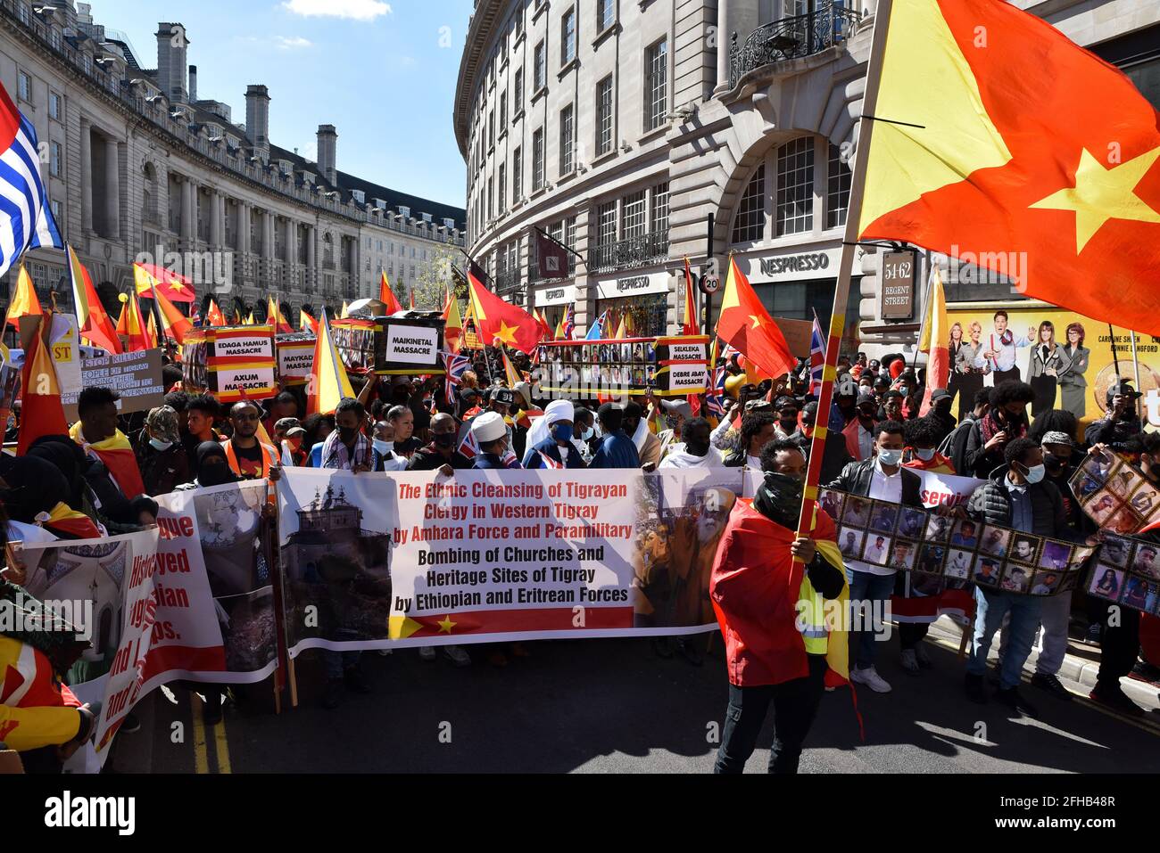 Piccadilly Circus, Londres, Royaume-Uni. 25 avril 2021. Les gens protestent et marchent pour le Tigray dans le centre de Londres. Crédit : Matthew Chattle/Alay Live News Banque D'Images