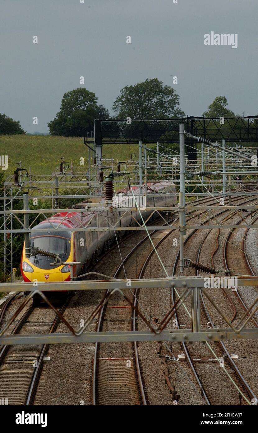 TRAIN VIRGIN EN DIRECTION DU SUD DEPUIS MILTON KEYNES.17/7/04 PILSTON Banque D'Images