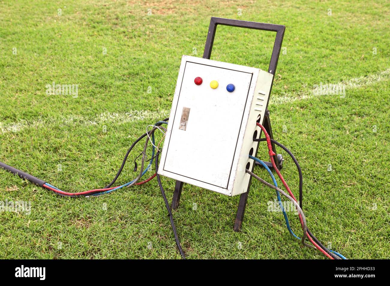 Ancien boîtier de distribution électrique extérieur sale avec disjoncteur et voyants lumineux, équipement industriel de sécurité électrique haute tension Banque D'Images