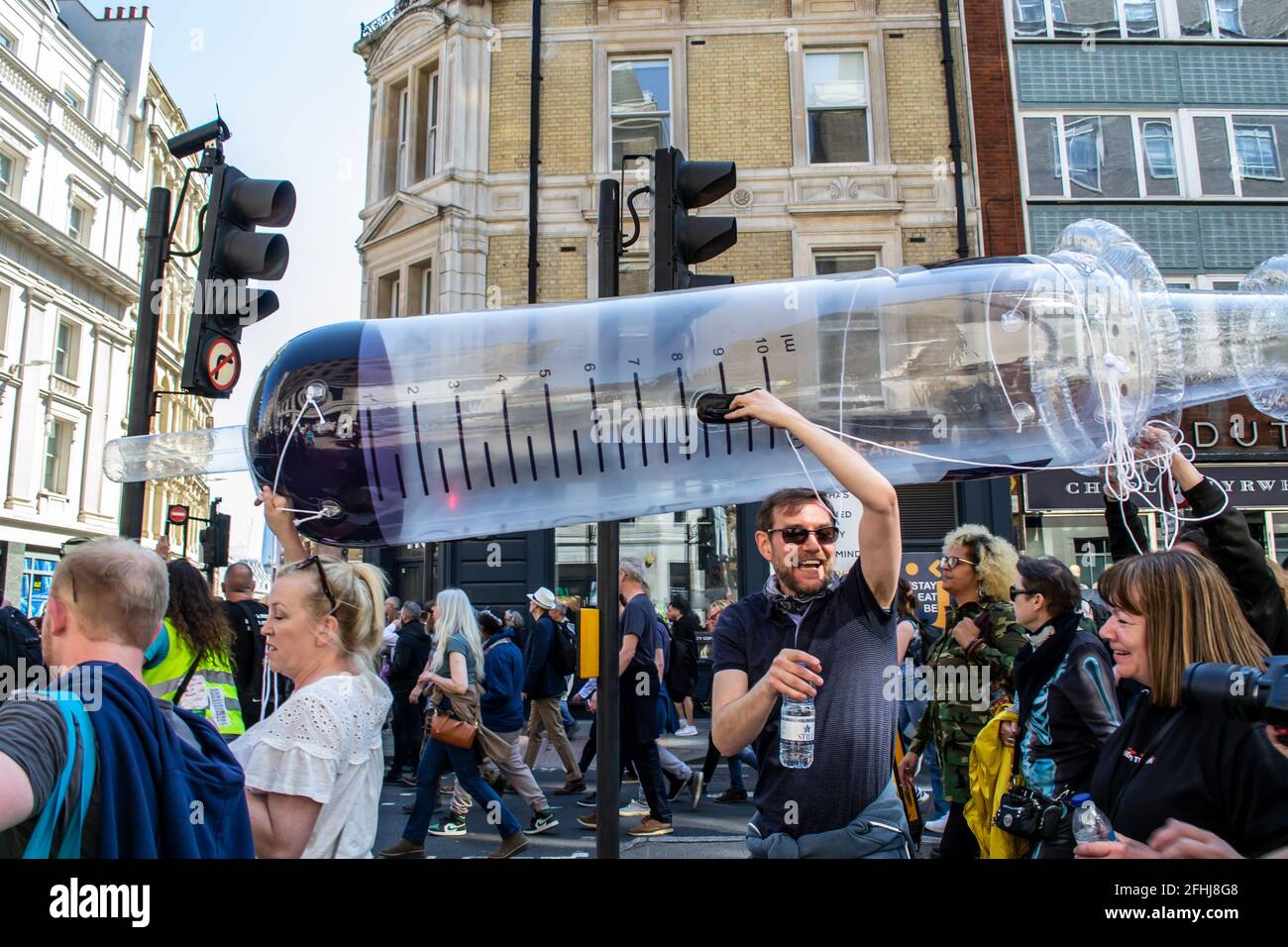 HOLBORN, LONDRES, ANGLETERRE- 24 avril 2021 : des manifestants tenant une seringue  gonflable géante lors d'une manifestation anti-verrouillage Unite for  Freedom à Londres Photo Stock - Alamy