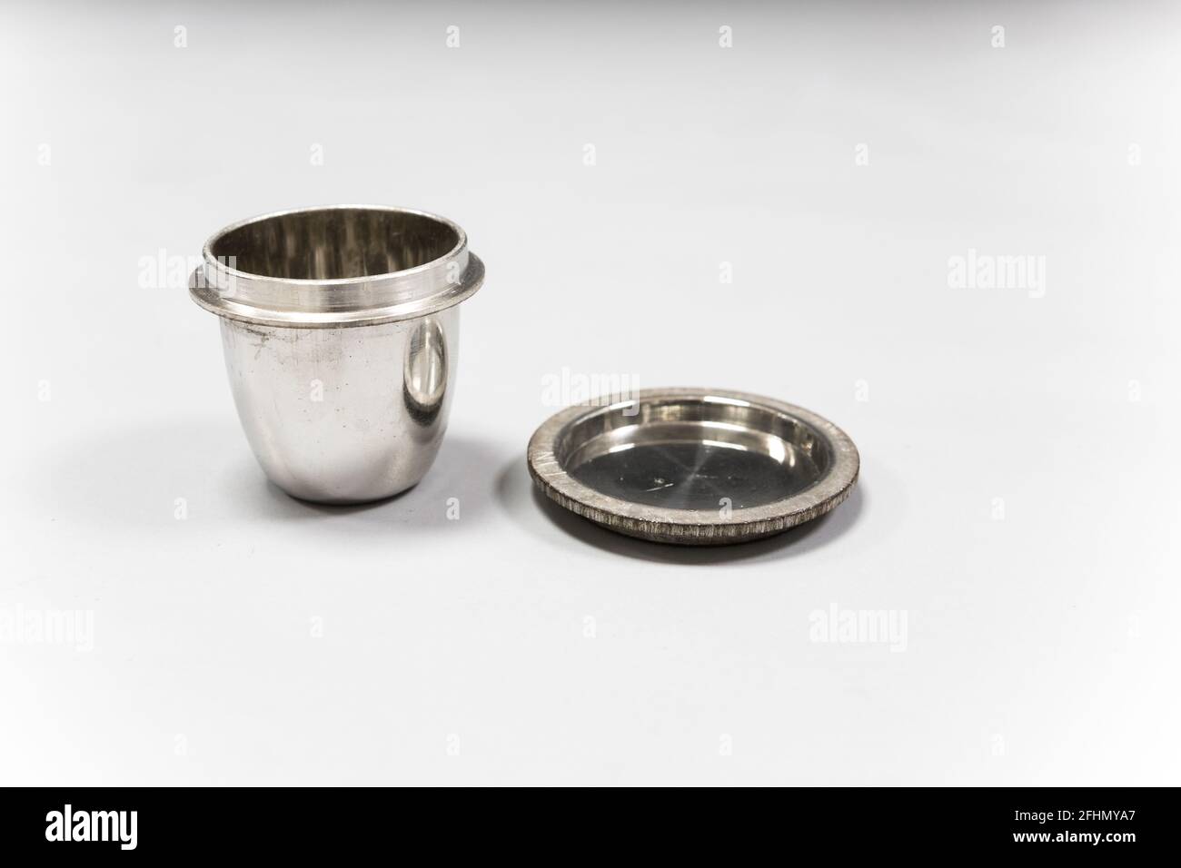 Creusets en platine utilisés pour la préparation d'échantillons dans un laboratoire de chimie analytique. Équipement de laboratoire en métal brillant Banque D'Images