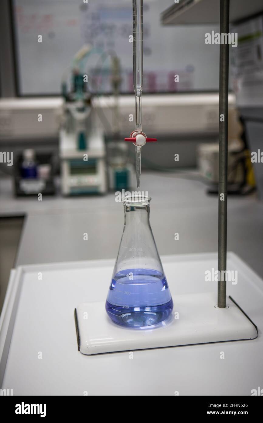 Équipement de titrage pour chimie analytique. Verrerie de laboratoire dans un laboratoire scientifique Banque D'Images