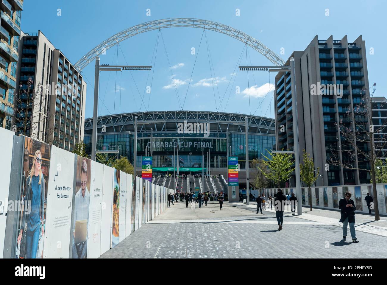 Londres, Royaume-Uni. 25 avril 2021. Les fans arrivent au stade Wembley pour la finale de la Carabao Cup entre Manchester City et Tottenham Hotspur. 8,000 spectateurs, dont des fans des deux équipes, des travailleurs du NHS et des résidents locaux, vont assister au match qui est un test officiel pour le programme de recherche sur les événements du gouvernement britannique. Les données seront collectées pour la gestion et la réduction de la transmission Covid-19 afin que les sites puissent se préparer à accueillir des foules et des auditoires plus nombreux lorsque les restrictions de verrouillage seront assouplies. Credit: Stephen Chung / Alamy Live News Banque D'Images