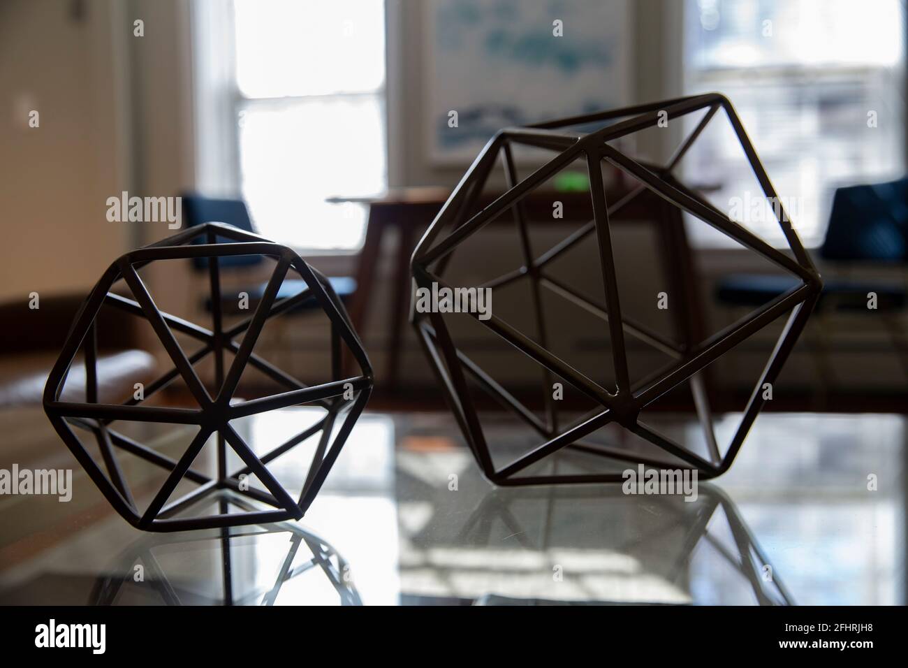 Décoration de table géométrique en métal. Élément intérieur décoratif en polyèdre Banque D'Images