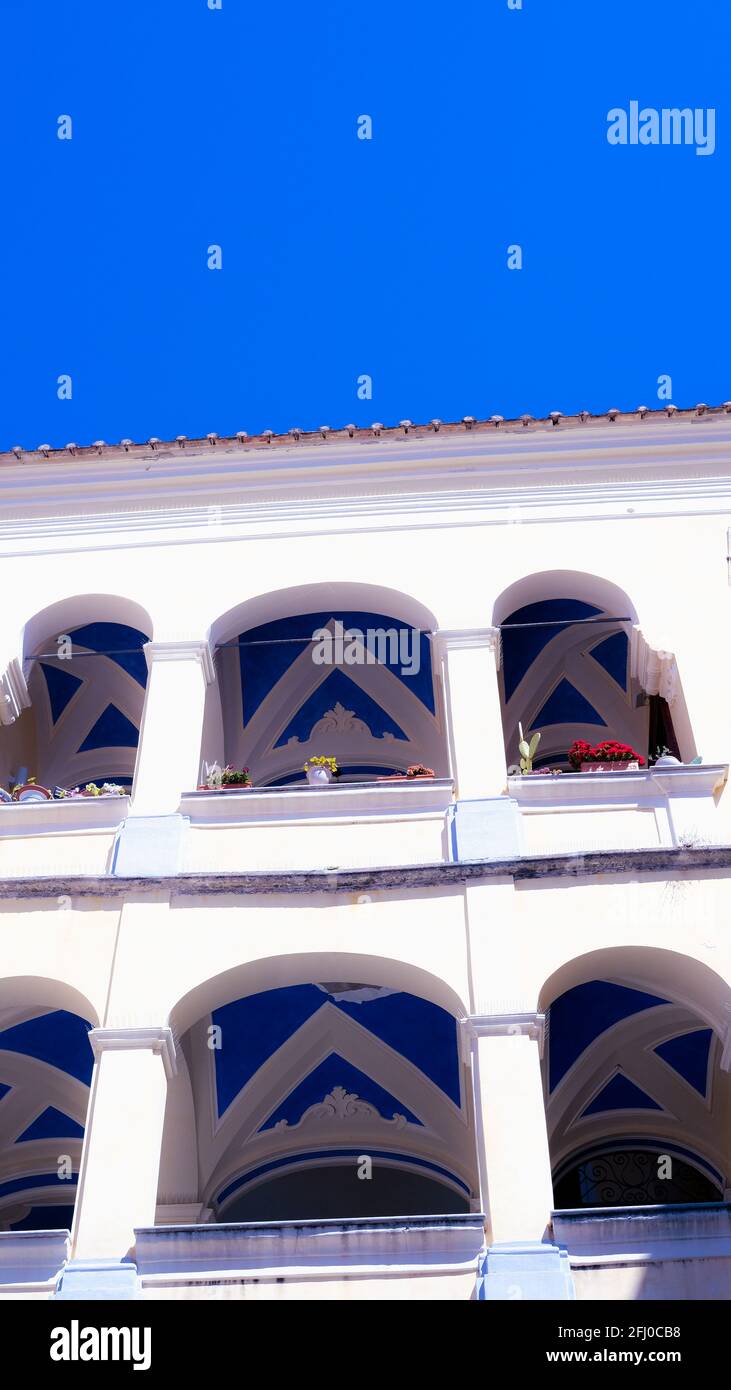 Imposant bâtiment à Salerno avec arches décorées et ciel bleu Banque D'Images