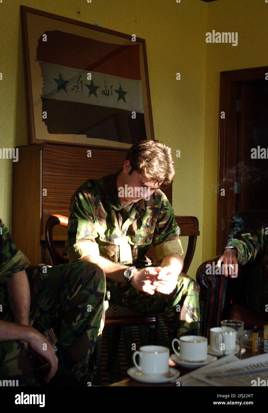 LES OFFICIERS SE MÊLE AU CHESHIRE REGT, DE RETOUR DANS LES CASERNES LEUR RETOUR FRON IRAQ.1/12/04 PILSTON Banque D'Images LES OFFICIERS SE MÊLE AU CHESHIRE REGT, DE RETOUR DANS LES CASERNES LEUR RETOUR FRON IRAQ.1/12/04 PILSTON Banque D'Images