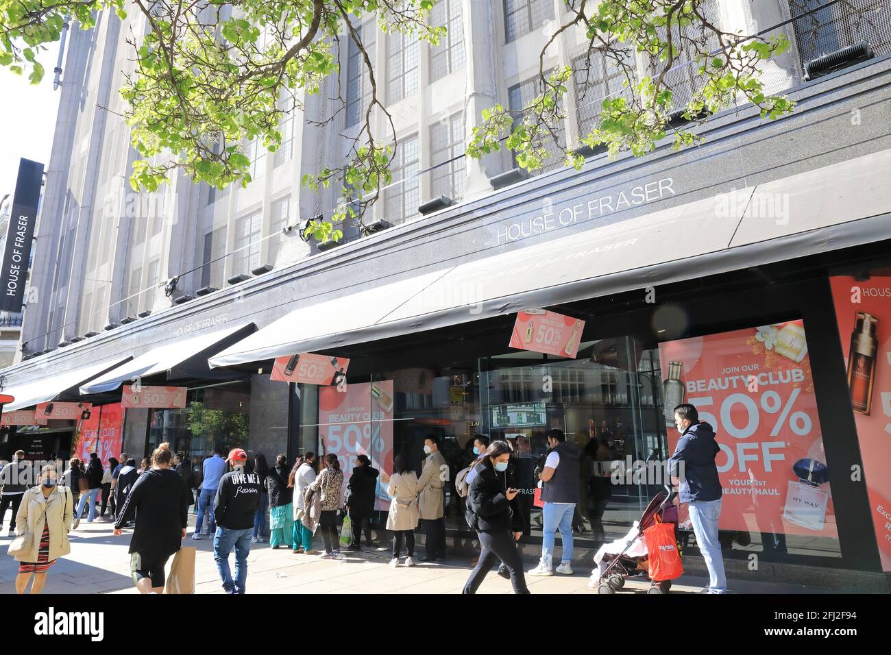 Londres, Royaume-Uni, le 25 avril 2021, Oxford Street a été regorgé de clients le 2ème dimanche depuis la réouverture des magasins. De longues files d'attente se sont formées à l'extérieur de House of Fraser sous le soleil du printemps. Monica Wells/Almai Live News Banque D'Images