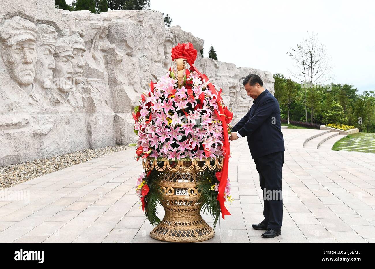 Guilin, Chine. 25 avril 2021. Le président chinois Xi Jinping, également secrétaire général du Comité central du Parti communiste de Chine et président de la Commission militaire centrale, visite un parc commémoratif dédié à la bataille du fleuve Xiangjiang pendant la longue Marche dans les années 1930, Et pose un panier de fleurs en hommage aux soldats de l'Armée rouge qui sont morts dans la bataille, à Caiwan, une ville du comté de Quanzhou dans la ville de Guilin, région autonome de Guangxi Zhuang, dans le sud de la Chine, le 25 avril 2021. Xi Jinping a inspecté dimanche la région autonome de Guangxi Zhuang. (Xinhua/Xie Huanchi) crédit : Xinhua/Alay Banque D'Images