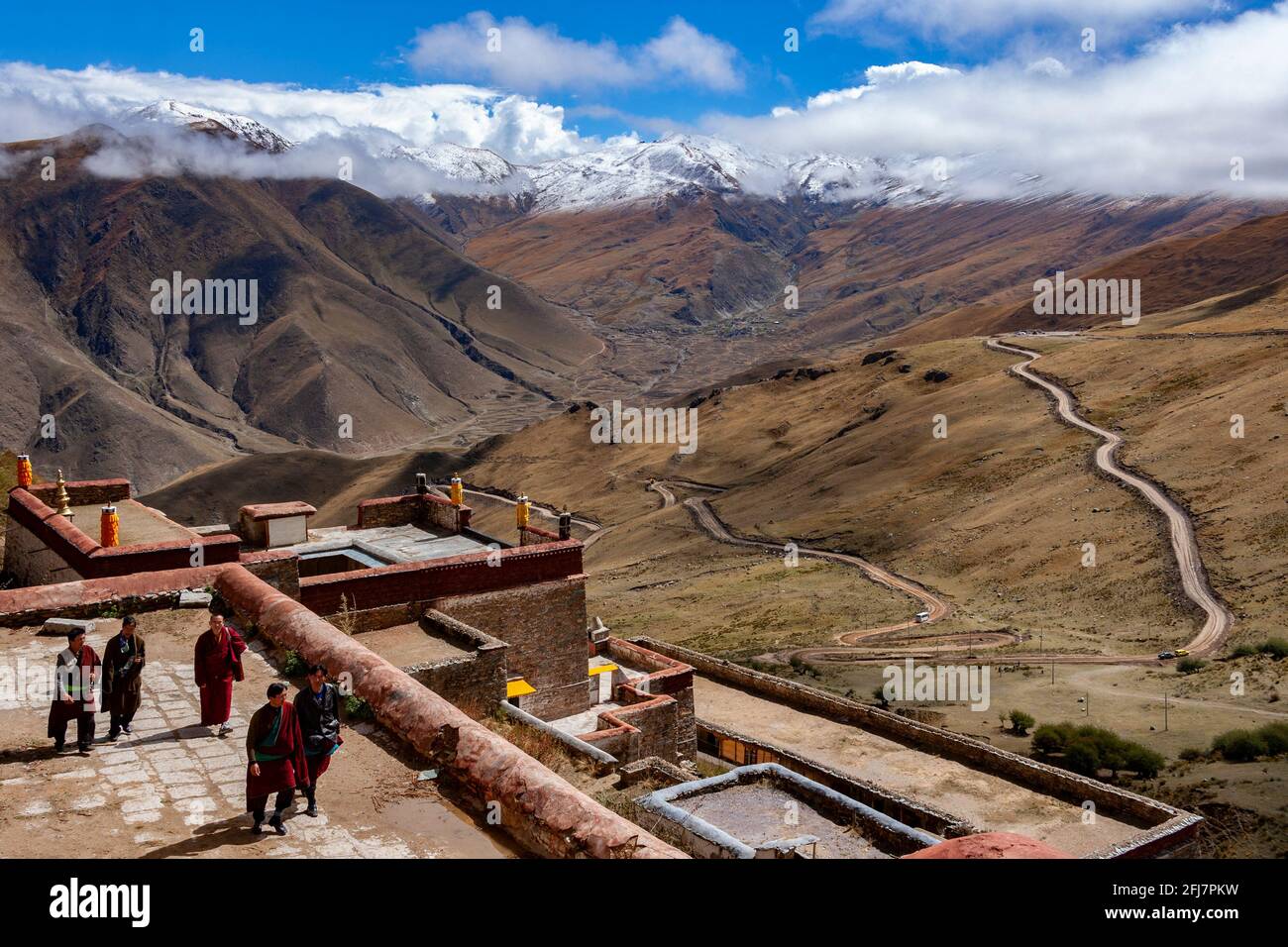 Vue sur la vallée et les montagnes de l'Himalaya depuis le monastère de Ganden au sommet du mont Wangbur dans la région du Dagze au Tibet. Banque D'Images