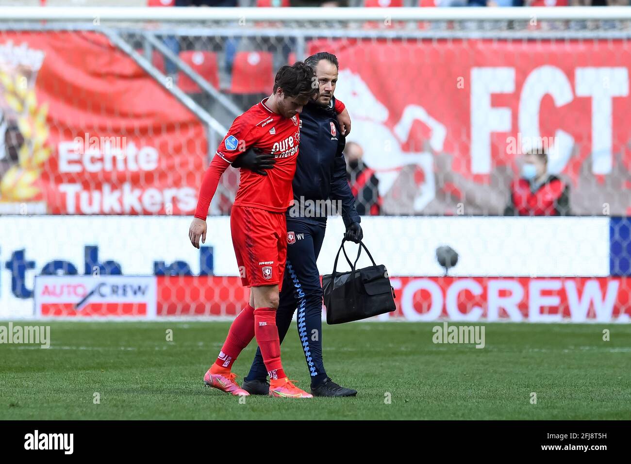 ENSCHEDE, PAYS-BAS - AVRIL 25 : Kik Pierie du FC Twente quitte le terrain avec une blessure lors du match hollandais entre le FC Twente et le FC U Banque D'Images