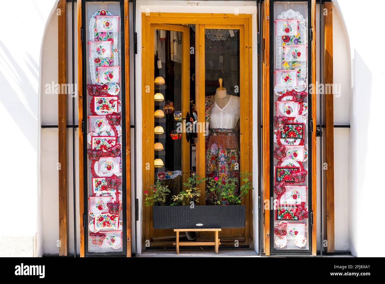 Budapest, Hongrie - 10 août 2019 : magasin de vêtements traditionnels et de souvenirs à Budapest Banque D'Images