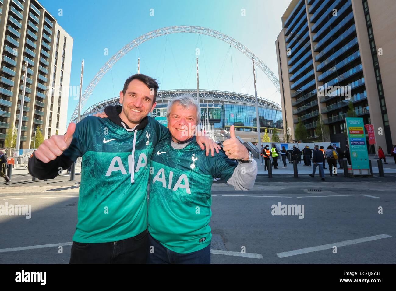 Stade Wembley, Wembley Park, Royaume-Uni. 25 avril 2021. Les fans de Tottenham Hotspur devant le stade Wembley, avant le match final de la Carabao Cup entre Manchester City et Tottenham Hottspur. 8,000 résidents locaux, le personnel du NHS et les fans devraient assister au match, le plus grand nombre de spectateurs assistant à un événement sportif dans un stade britannique depuis plus d'un an. Les tests de débit latéral Covid-19 seront effectués avant et après le match et les données recueillies seront utilisées pour planifier la façon dont tous les événements peuvent se dérouler après le verrouillage. Amanda Rose/Alamy Live News Banque D'Images