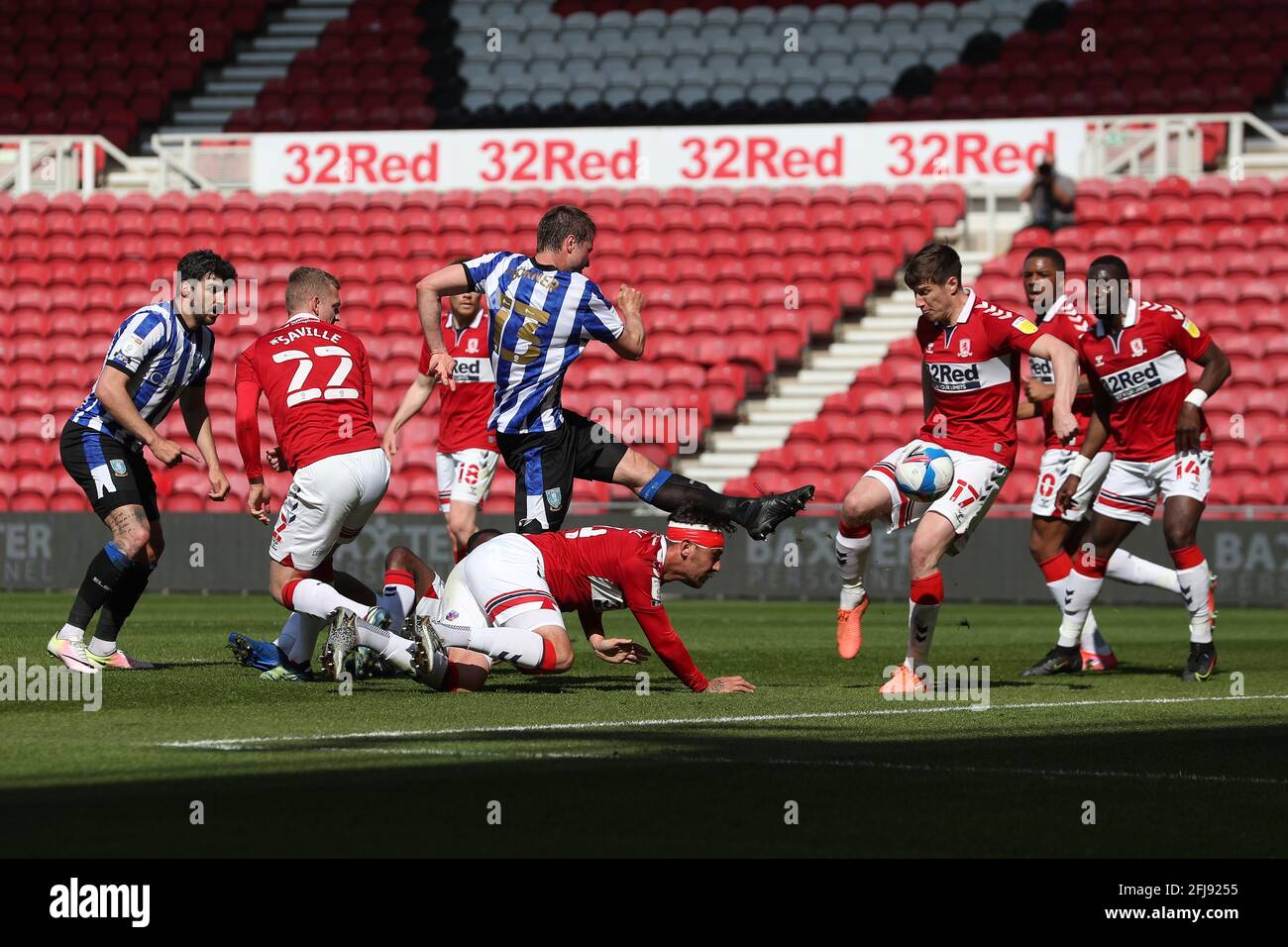 MIDDLESBROUGH, ROYAUME-UNI. 24 AVRIL Julian Borner, de Sheffield mercredi, tire à but lors du match de championnat Sky Bet entre Middlesbrough et Sheffield mercredi au stade Riverside, à Middlesbrough, le samedi 24 avril 2021. (Credit: Mark Fletcher | MI News) Credit: MI News & Sport /Alay Live News Banque D'Images