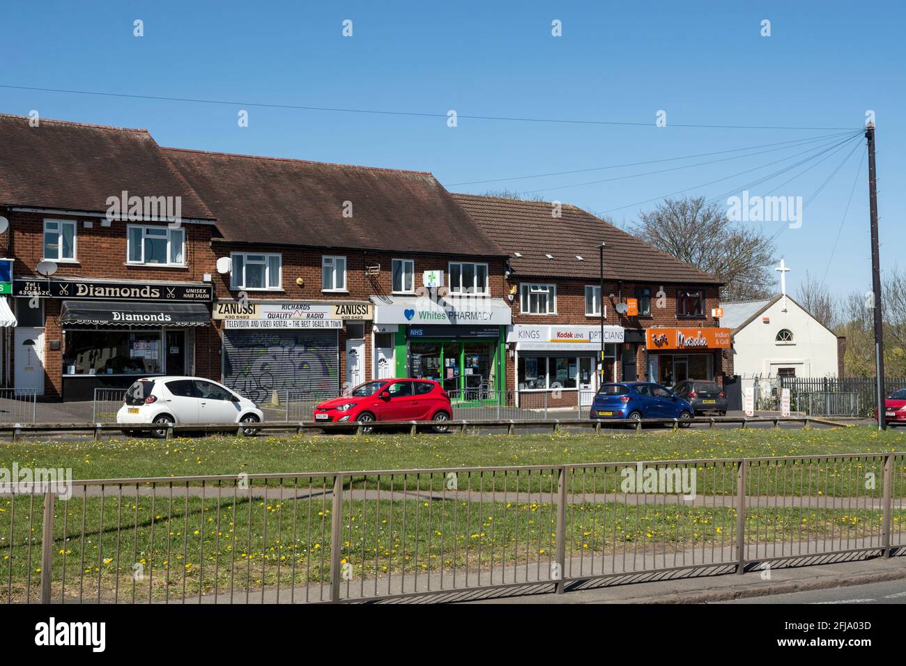 Millpool Hill boutiques et église, Alcester Road South, Druids Heath, Birmingham, Angleterre, ROYAUME-UNI Banque D'Images