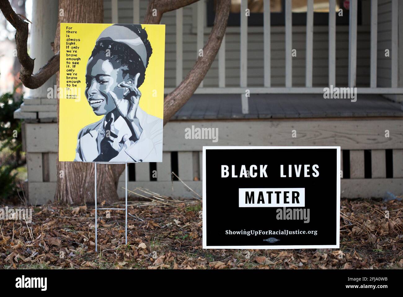 Black Lives Matters et le poète et activiste américain Amanda Gorman yard signe avec les lignes de fin de son poème la Colline nous grimpons, "car il y a toujours Banque D'Images