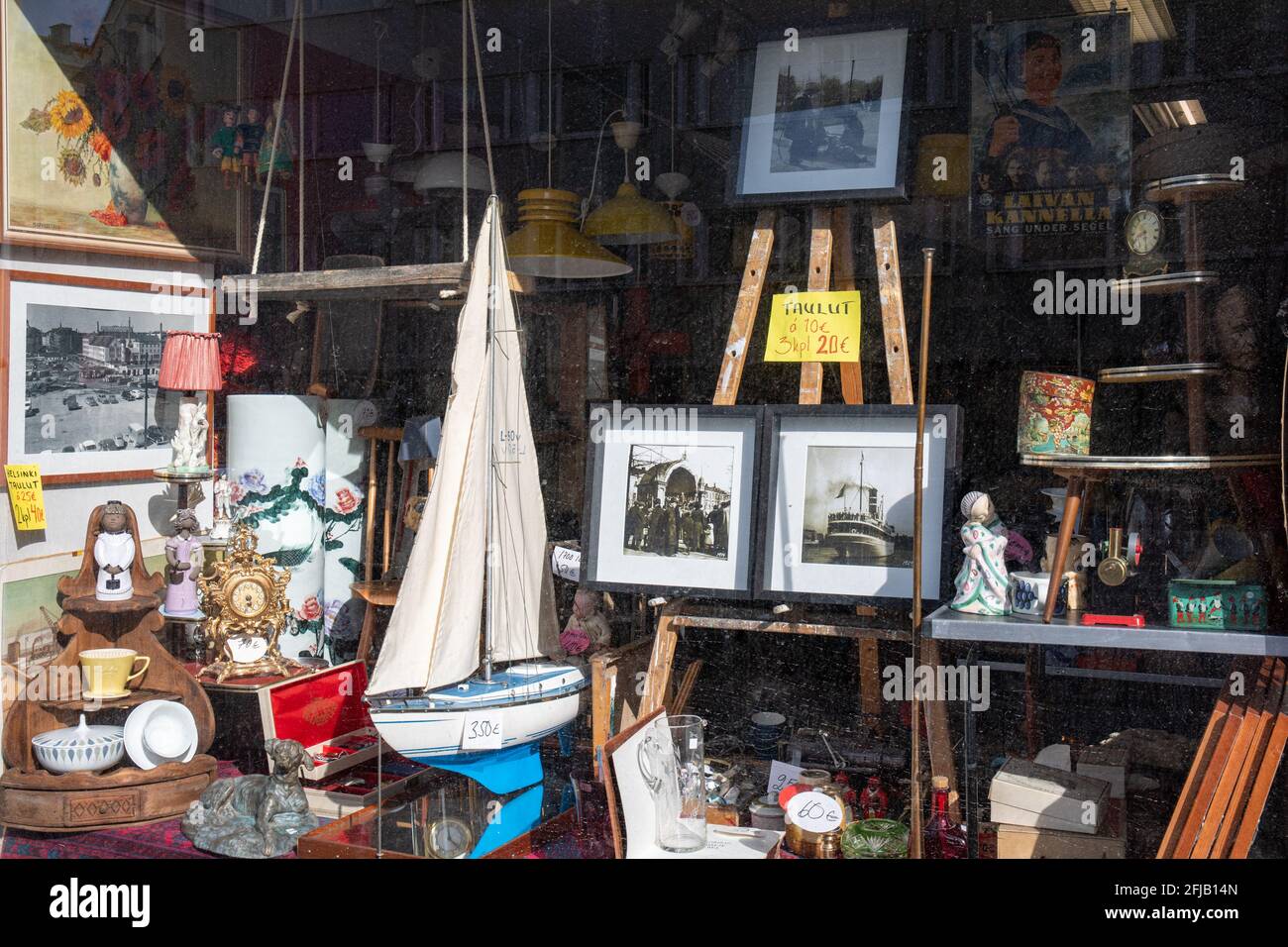 Articles d'occasion et articles d'époque sur une vitrine de magasin ou de magasin secondaire dans le district de Taka-Töölö à Helsinki, en Finlande Banque D'Images