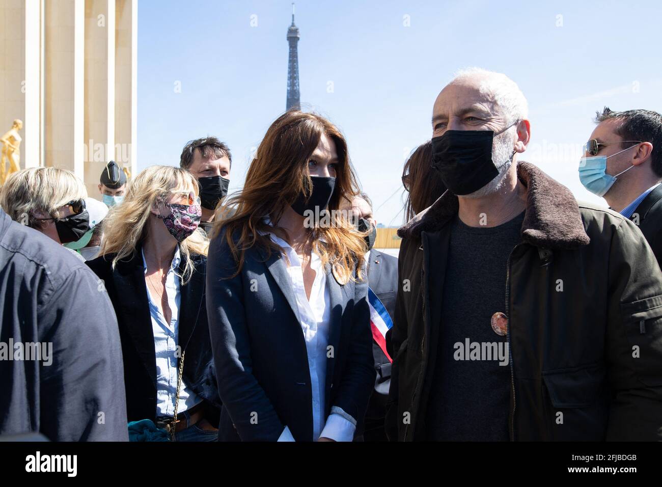 Carla Bruni-Sarkozy, mannequin franco-italien, se réunit pour demander justice à Sarah Halimi sur le Trocadéro plaza à Paris le 25 avril 2021. Halimi, une juive orthodoxe de 65 ans, mourut en 2017 après avoir été poussée hors de la fenêtre de son appartement parisien par le voisin Traore, 27 ans, qui cria 'Allahu Akbar' ('Dieu est grand' en arabe). Traore, un gros fumeur de cannabis, est en soins psychiatriques depuis la mort de Halimi et il y reste après la décision. Photo de Raphael Lafargue/ABACAPRESS.COM Banque D'Images