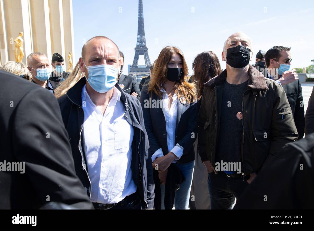 Carla Bruni-Sarkozy, mannequin franco-italien, se réunit pour demander justice à Sarah Halimi sur le Trocadéro plaza à Paris le 25 avril 2021. Halimi, une juive orthodoxe de 65 ans, mourut en 2017 après avoir été poussée hors de la fenêtre de son appartement parisien par le voisin Traore, 27 ans, qui cria 'Allahu Akbar' ('Dieu est grand' en arabe). Traore, un gros fumeur de cannabis, est en soins psychiatriques depuis la mort de Halimi et il y reste après la décision. Photo de Raphael Lafargue/ABACAPRESS.COM Banque D'Images