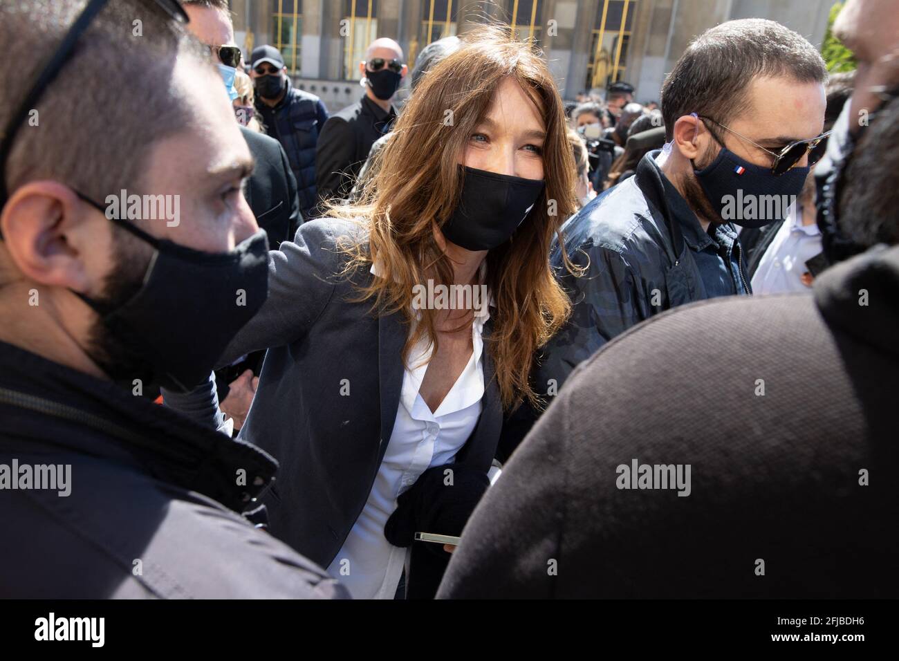 Carla Bruni-Sarkozy, mannequin franco-italien, se réunit pour demander justice à Sarah Halimi sur le Trocadéro plaza à Paris le 25 avril 2021. Halimi, une juive orthodoxe de 65 ans, mourut en 2017 après avoir été poussée hors de la fenêtre de son appartement parisien par le voisin Traore, 27 ans, qui cria 'Allahu Akbar' ('Dieu est grand' en arabe). Traore, un gros fumeur de cannabis, est en soins psychiatriques depuis la mort de Halimi et il y reste après la décision. Photo de Raphael Lafargue/ABACAPRESS.COM Banque D'Images