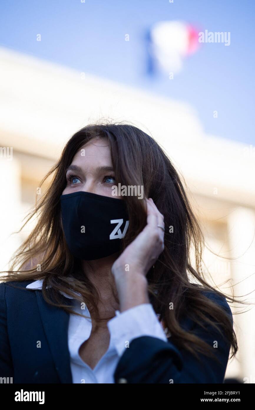 Carla Bruni-Sarkozy, mannequin franco-italien, se réunit pour demander justice à Sarah Halimi sur le Trocadéro plaza à Paris le 25 avril 2021. Halimi, une juive orthodoxe de 65 ans, mourut en 2017 après avoir été poussée hors de la fenêtre de son appartement parisien par le voisin Traore, 27 ans, qui cria 'Allahu Akbar' ('Dieu est grand' en arabe). Traore, un gros fumeur de cannabis, est en soins psychiatriques depuis la mort de Halimi et il y reste après la décision. Photo de Raphael Lafargue/ABACAPRESS.COM Banque D'Images