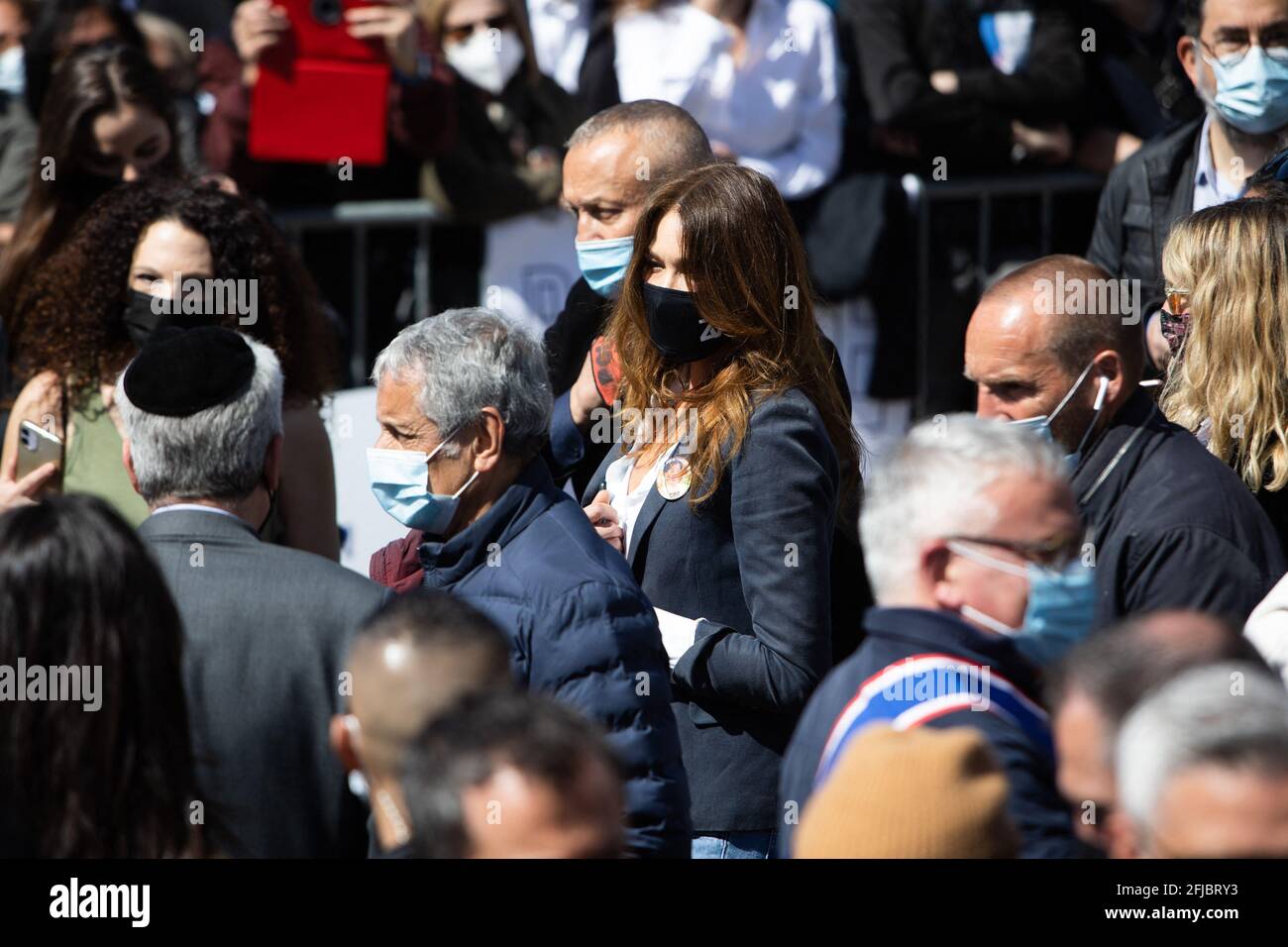 Carla Bruni-Sarkozy, mannequin franco-italien, se réunit pour demander justice à Sarah Halimi sur le Trocadéro plaza à Paris le 25 avril 2021. Halimi, une juive orthodoxe de 65 ans, mourut en 2017 après avoir été poussée hors de la fenêtre de son appartement parisien par le voisin Traore, 27 ans, qui cria 'Allahu Akbar' ('Dieu est grand' en arabe). Traore, un gros fumeur de cannabis, est en soins psychiatriques depuis la mort de Halimi et il y reste après la décision. Photo de Raphael Lafargue/ABACAPRESS.COM Banque D'Images