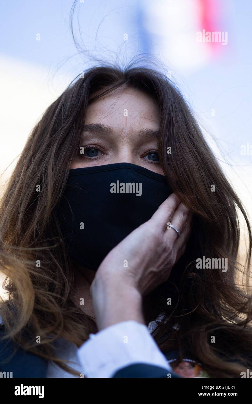 Carla Bruni-Sarkozy, mannequin franco-italien, se réunit pour demander justice à Sarah Halimi sur le Trocadéro plaza à Paris le 25 avril 2021. Halimi, une juive orthodoxe de 65 ans, mourut en 2017 après avoir été poussée hors de la fenêtre de son appartement parisien par le voisin Traore, 27 ans, qui cria 'Allahu Akbar' ('Dieu est grand' en arabe). Traore, un gros fumeur de cannabis, est en soins psychiatriques depuis la mort de Halimi et il y reste après la décision. Photo de Raphael Lafargue/ABACAPRESS.COM Banque D'Images