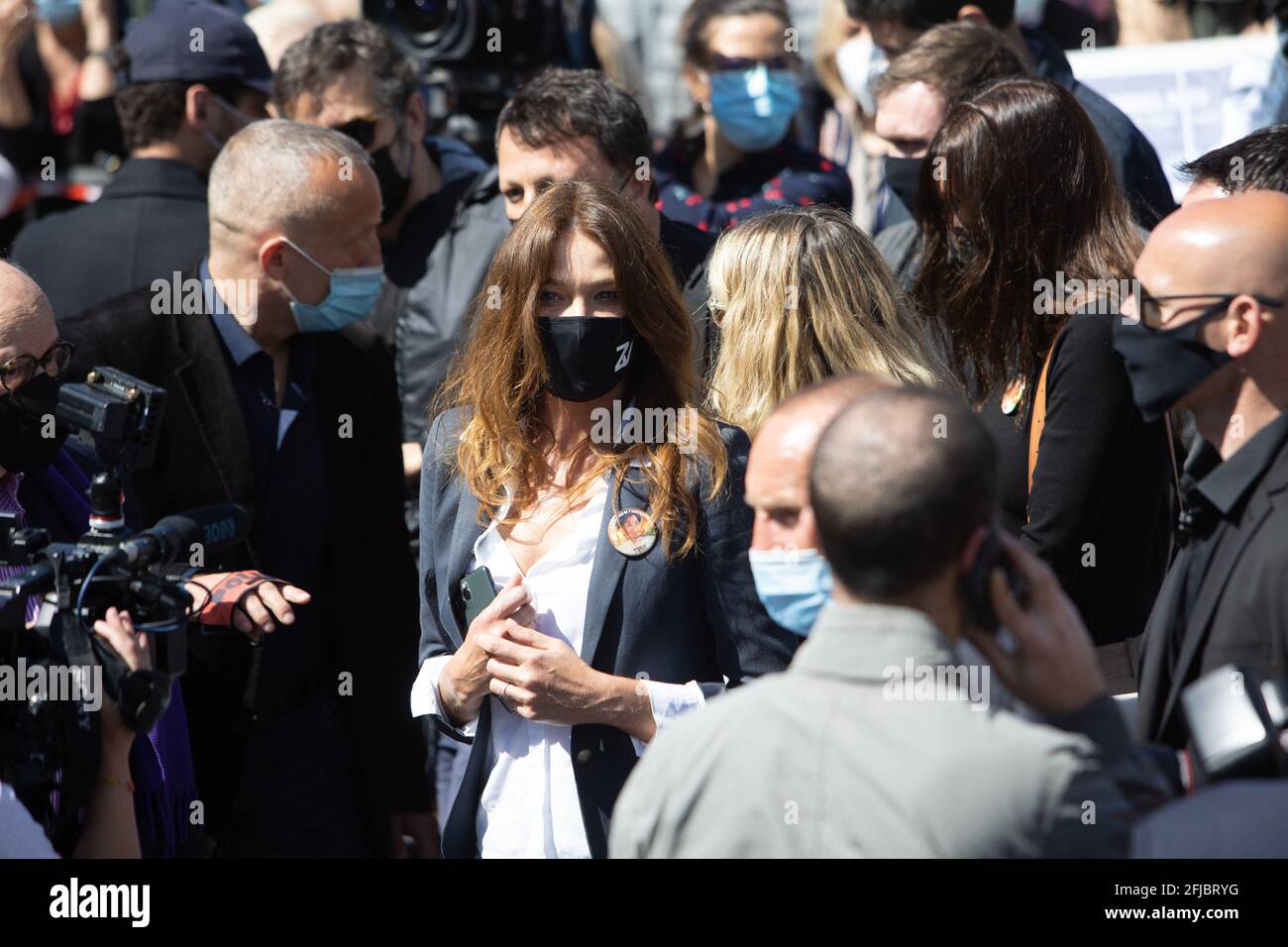 Carla Bruni-Sarkozy, mannequin franco-italien, se réunit pour demander justice à Sarah Halimi sur le Trocadéro plaza à Paris le 25 avril 2021. Halimi, une juive orthodoxe de 65 ans, mourut en 2017 après avoir été poussée hors de la fenêtre de son appartement parisien par le voisin Traore, 27 ans, qui cria 'Allahu Akbar' ('Dieu est grand' en arabe). Traore, un gros fumeur de cannabis, est en soins psychiatriques depuis la mort de Halimi et il y reste après la décision. Photo de Raphael Lafargue/ABACAPRESS.COM Banque D'Images