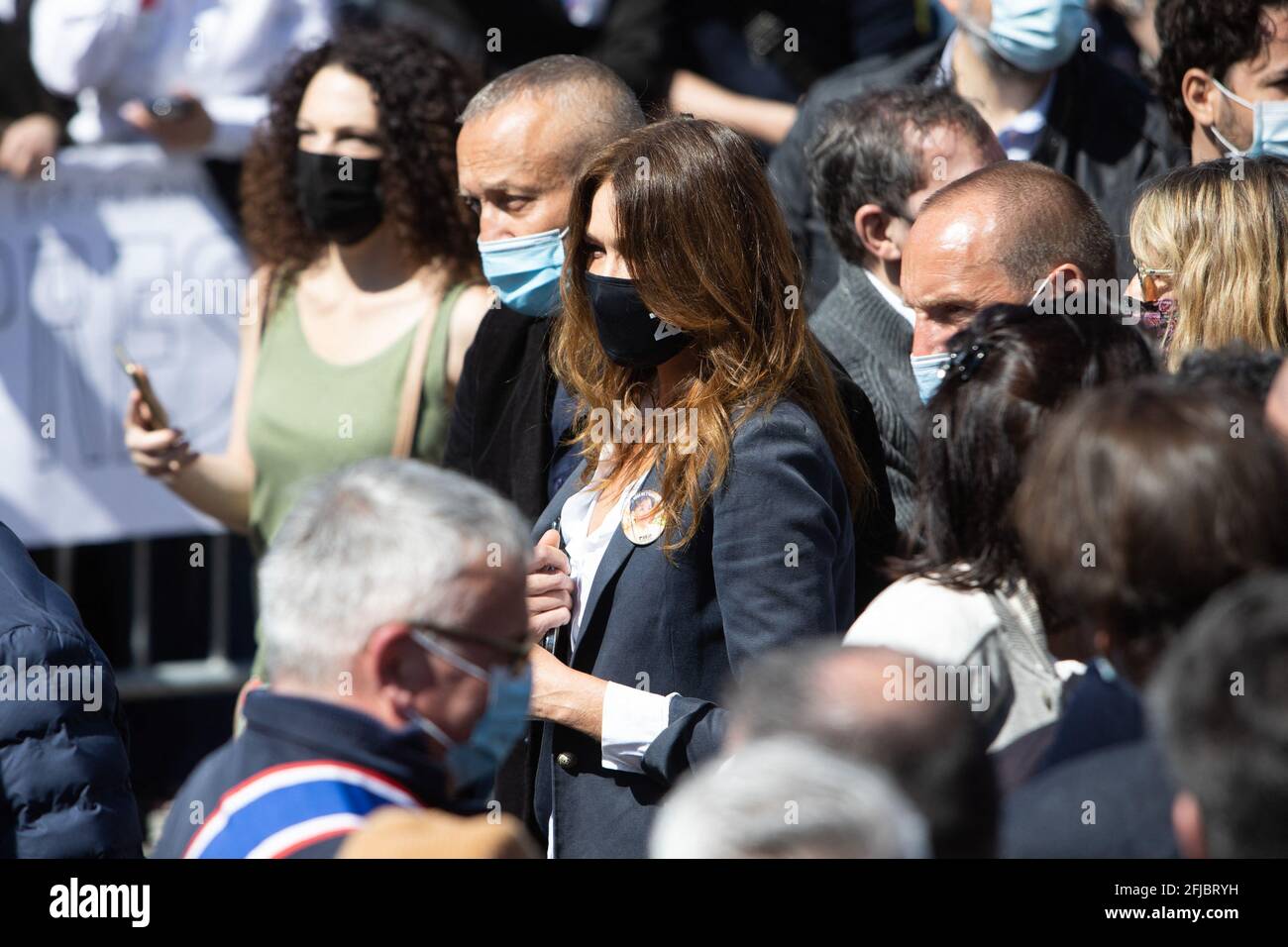 Carla Bruni-Sarkozy, mannequin franco-italien, se réunit pour demander justice à Sarah Halimi sur le Trocadéro plaza à Paris le 25 avril 2021. Halimi, une juive orthodoxe de 65 ans, mourut en 2017 après avoir été poussée hors de la fenêtre de son appartement parisien par le voisin Traore, 27 ans, qui cria 'Allahu Akbar' ('Dieu est grand' en arabe). Traore, un gros fumeur de cannabis, est en soins psychiatriques depuis la mort de Halimi et il y reste après la décision. Photo de Raphael Lafargue/ABACAPRESS.COM Banque D'Images