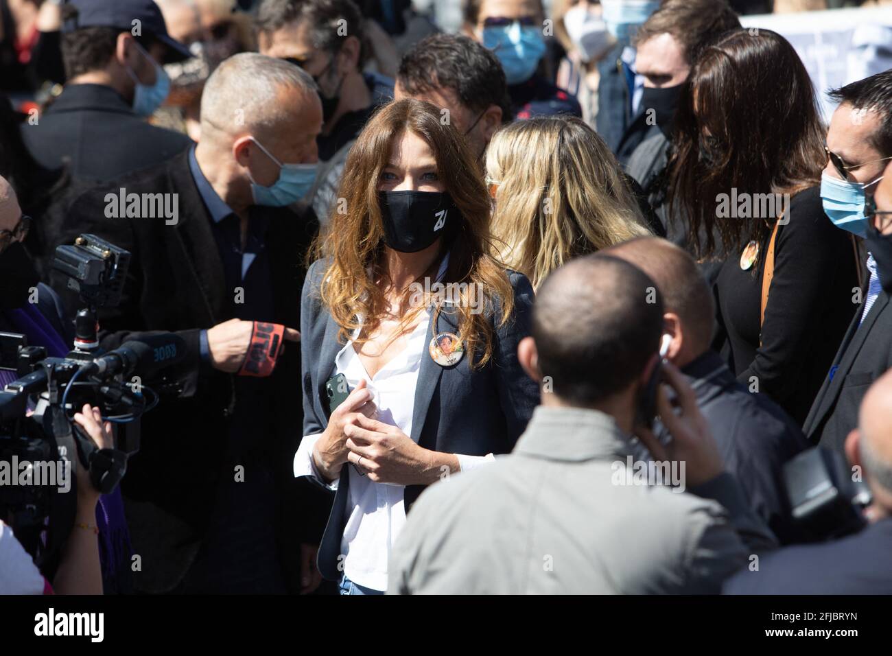 Carla Bruni-Sarkozy, mannequin franco-italien, se réunit pour demander justice à Sarah Halimi sur le Trocadéro plaza à Paris le 25 avril 2021. Halimi, une juive orthodoxe de 65 ans, mourut en 2017 après avoir été poussée hors de la fenêtre de son appartement parisien par le voisin Traore, 27 ans, qui cria 'Allahu Akbar' ('Dieu est grand' en arabe). Traore, un gros fumeur de cannabis, est en soins psychiatriques depuis la mort de Halimi et il y reste après la décision. Photo de Raphael Lafargue/ABACAPRESS.COM Banque D'Images