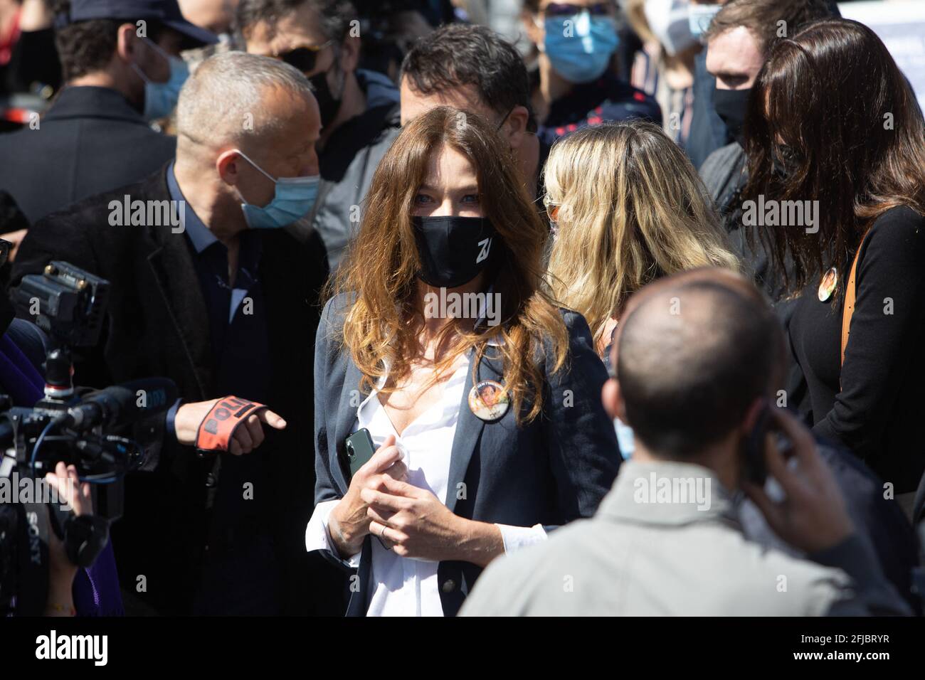 Carla Bruni-Sarkozy, mannequin franco-italien, se réunit pour demander justice à Sarah Halimi sur le Trocadéro plaza à Paris le 25 avril 2021. Halimi, une juive orthodoxe de 65 ans, mourut en 2017 après avoir été poussée hors de la fenêtre de son appartement parisien par le voisin Traore, 27 ans, qui cria 'Allahu Akbar' ('Dieu est grand' en arabe). Traore, un gros fumeur de cannabis, est en soins psychiatriques depuis la mort de Halimi et il y reste après la décision. Photo de Raphael Lafargue/ABACAPRESS.COM Banque D'Images