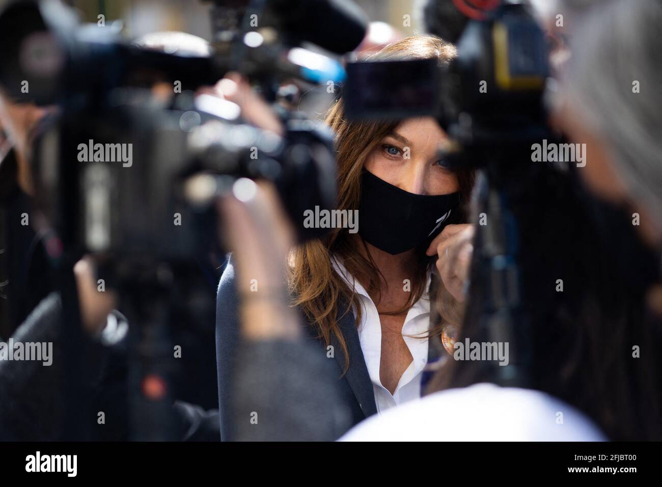 Carla Bruni-Sarkozy, mannequin franco-italien, se réunit pour demander justice à Sarah Halimi sur le Trocadéro plaza à Paris le 25 avril 2021. Halimi, une juive orthodoxe de 65 ans, mourut en 2017 après avoir été poussée hors de la fenêtre de son appartement parisien par le voisin Traore, 27 ans, qui cria 'Allahu Akbar' ('Dieu est grand' en arabe). Traore, un gros fumeur de cannabis, est en soins psychiatriques depuis la mort de Halimi et il y reste après la décision. Photo de Raphael Lafargue/ABACAPRESS.COM Banque D'Images