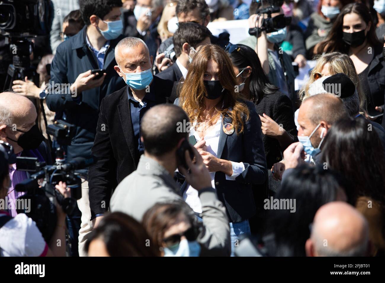 Carla Bruni-Sarkozy, mannequin franco-italien, se réunit pour demander justice à Sarah Halimi sur le Trocadéro plaza à Paris le 25 avril 2021. Halimi, une juive orthodoxe de 65 ans, mourut en 2017 après avoir été poussée hors de la fenêtre de son appartement parisien par le voisin Traore, 27 ans, qui cria 'Allahu Akbar' ('Dieu est grand' en arabe). Traore, un gros fumeur de cannabis, est en soins psychiatriques depuis la mort de Halimi et il y reste après la décision. Photo de Raphael Lafargue/ABACAPRESS.COM Banque D'Images