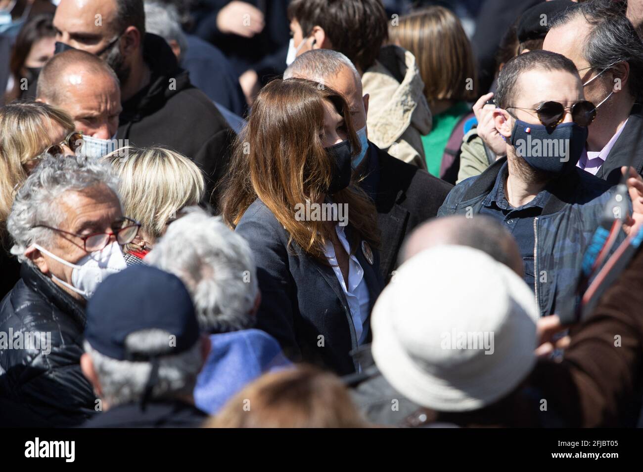 Carla Bruni-Sarkozy, mannequin franco-italien, se réunit pour demander justice à Sarah Halimi sur le Trocadéro plaza à Paris le 25 avril 2021. Halimi, une juive orthodoxe de 65 ans, mourut en 2017 après avoir été poussée hors de la fenêtre de son appartement parisien par le voisin Traore, 27 ans, qui cria 'Allahu Akbar' ('Dieu est grand' en arabe). Traore, un gros fumeur de cannabis, est en soins psychiatriques depuis la mort de Halimi et il y reste après la décision. Photo de Raphael Lafargue/ABACAPRESS.COM Banque D'Images