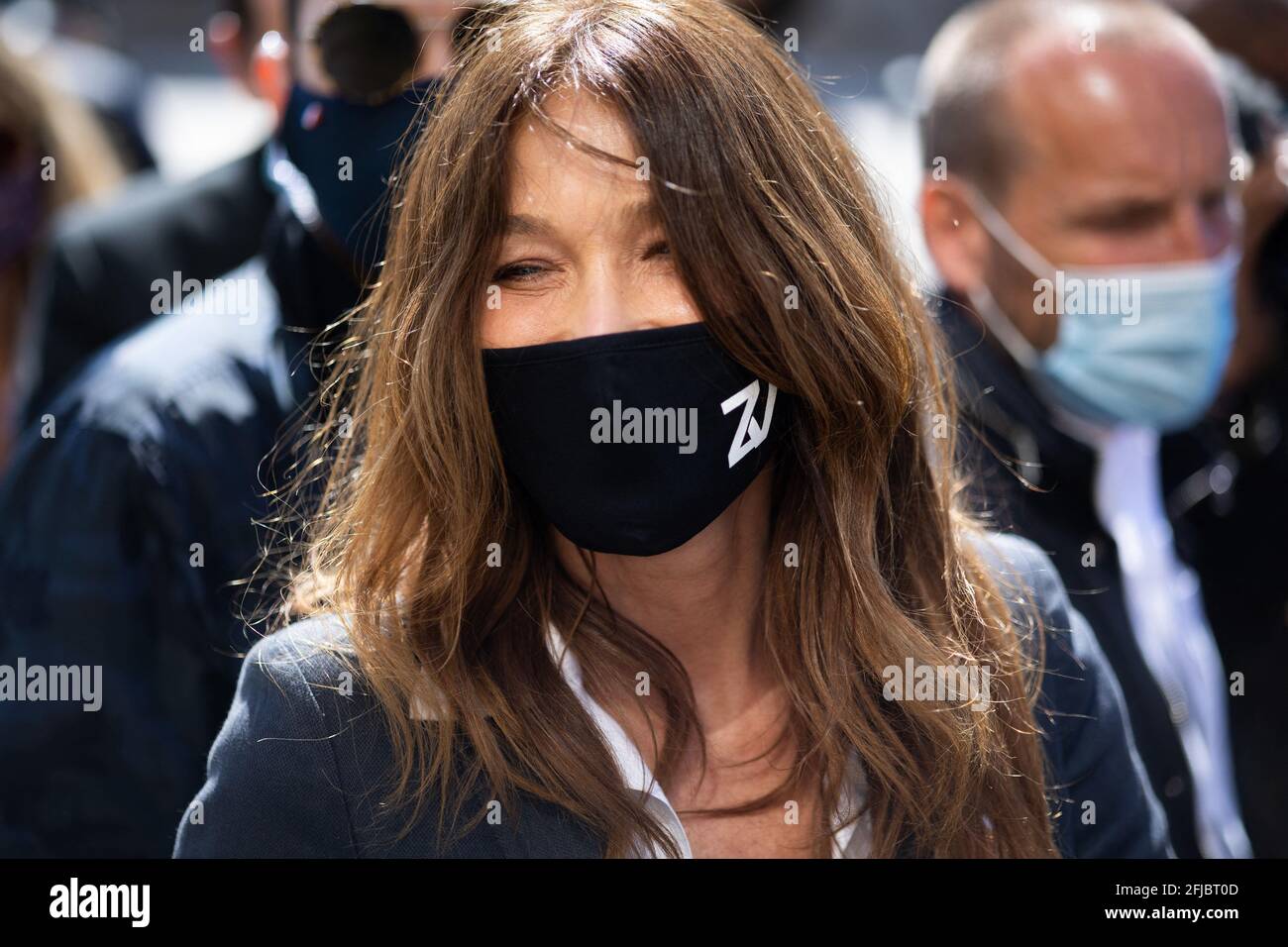 Carla Bruni-Sarkozy, mannequin franco-italien, se réunit pour demander justice à Sarah Halimi sur le Trocadéro plaza à Paris le 25 avril 2021. Halimi, une juive orthodoxe de 65 ans, mourut en 2017 après avoir été poussée hors de la fenêtre de son appartement parisien par le voisin Traore, 27 ans, qui cria 'Allahu Akbar' ('Dieu est grand' en arabe). Traore, un gros fumeur de cannabis, est en soins psychiatriques depuis la mort de Halimi et il y reste après la décision. Photo de Raphael Lafargue/ABACAPRESS.COM Banque D'Images