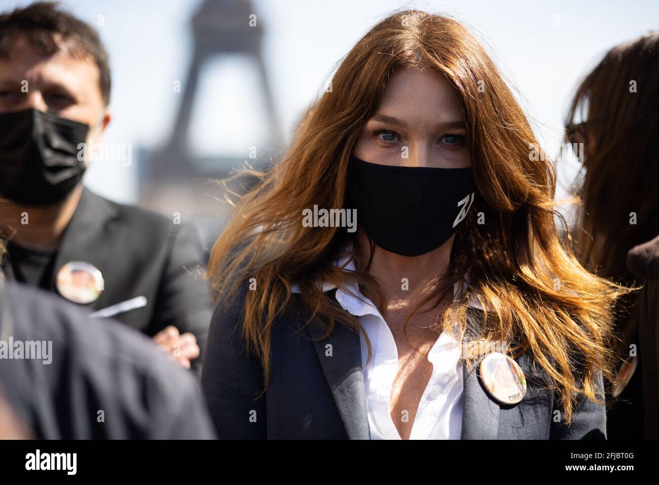 Carla Bruni-Sarkozy, mannequin franco-italien, se réunit pour demander justice à Sarah Halimi sur le Trocadéro plaza à Paris le 25 avril 2021. Halimi, une juive orthodoxe de 65 ans, mourut en 2017 après avoir été poussée hors de la fenêtre de son appartement parisien par le voisin Traore, 27 ans, qui cria 'Allahu Akbar' ('Dieu est grand' en arabe). Traore, un gros fumeur de cannabis, est en soins psychiatriques depuis la mort de Halimi et il y reste après la décision. Photo de Raphael Lafargue/ABACAPRESS.COM Banque D'Images